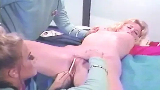 Aşırı amcık yumruk sokma sarışın orta yaşlı seksi kadını genişletiyor