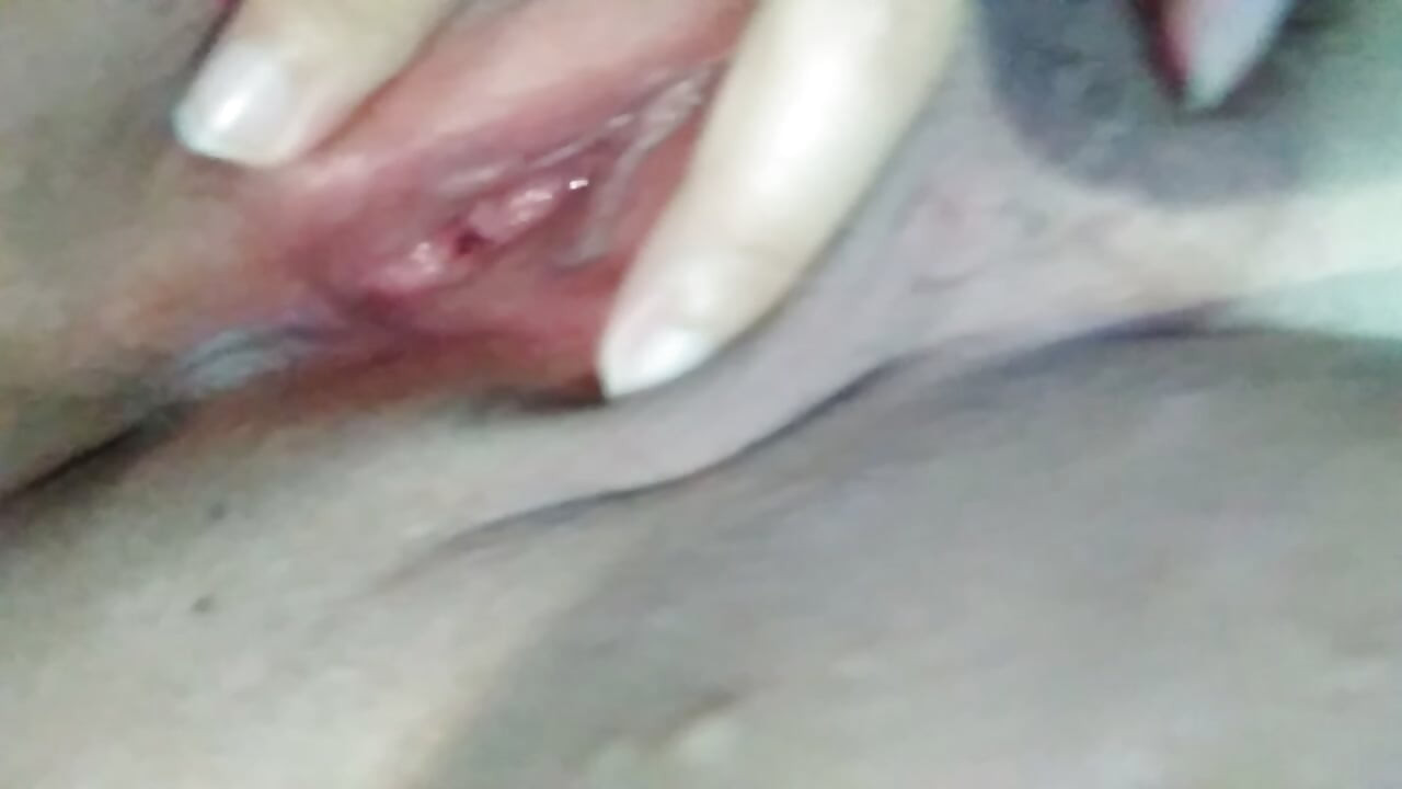 Uska pička izbliza, azijska tinejdžerka postaje tako napaljena