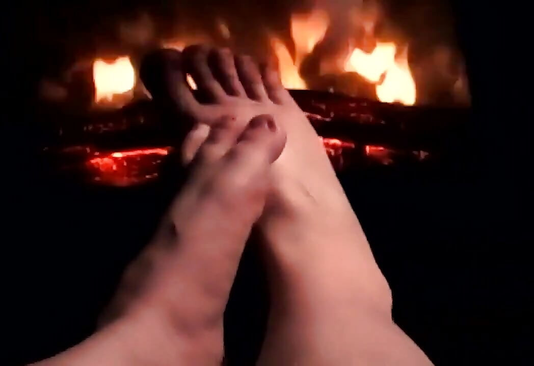 mere pairon ko aag par garm karna taaki ve aapke land aur gendon ke lie garm aur pasine se tar ho jaen
