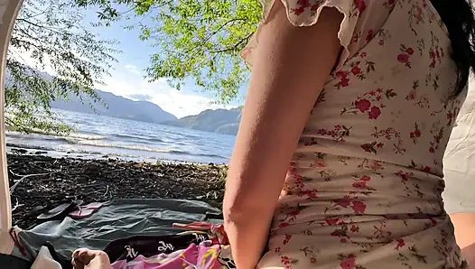 Sore tepi danau, masturbasi di luar ruangan