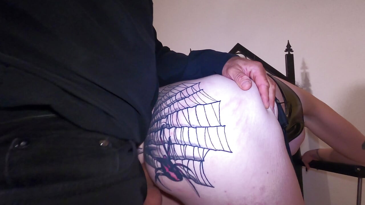Milf de pelo negro con busto ancho destruido y preñada en bdsm mazmorra