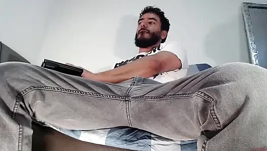 Maço latin adam senin için sünnetsiz yarağını soyunuyor ve mastürbasyon yapıyor