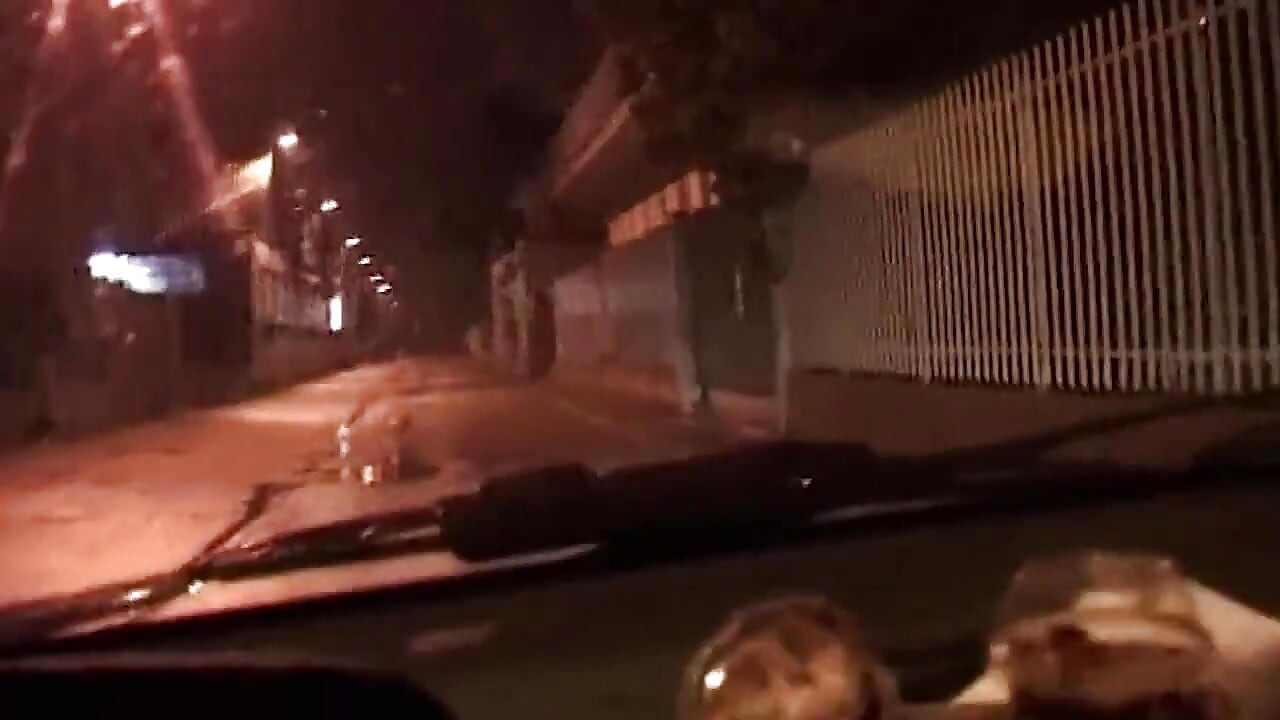 Geile milf wordt diep gevuistneukt met druipende rozenknop-explosie