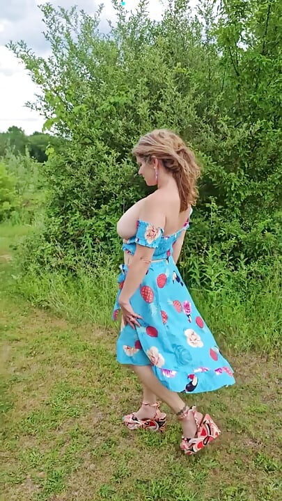 Real TOPLESS MOMMY Outside Mature MILF BIG TIT in the Sunshine