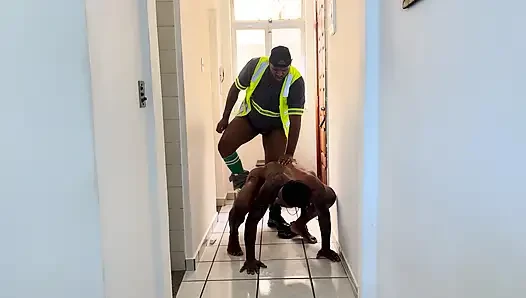 Teknisyen interkomı tamir etmeye geldi... ve işimin ortasında benimle seks yaptıktan sonra