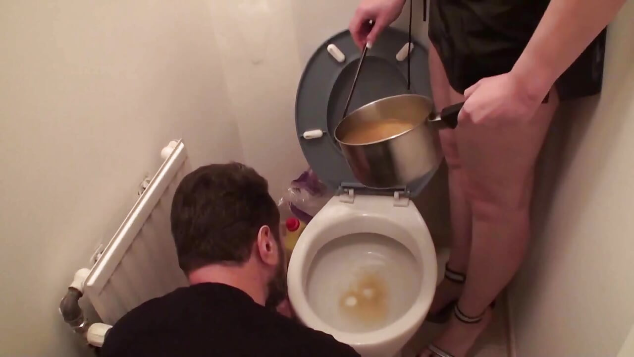 Comiendo sopa con su meo