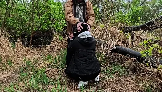 Tombul ateşli evli kadınla yağmurda riskli ıslak seks