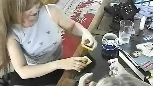 Cewek hot rambut pirang lagi asik fingering dan muasin memeknya dengan mainan seks sampai orgasme