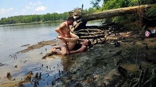Une femme excitée au cul épais se fait baiser dans la boue
