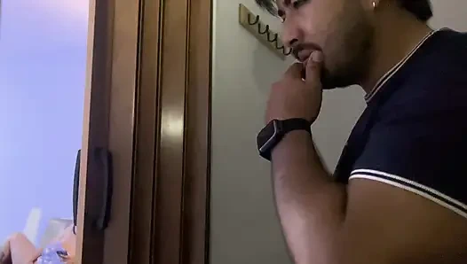 Setelah saya mandi, teman sekamar saya menggunakan saya sebagai pelacurnya dan meniduri saya dengan keras