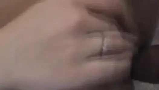 Sarışın dolgun kadın parmak emiyor ve amına yakın çekim gösteriyor