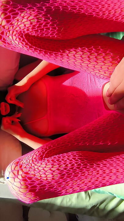 Main apne sautele bhaee ko aakarshit karne ke lie paaradarshi seksi aautphit men uttejak kapre pahanti hoon