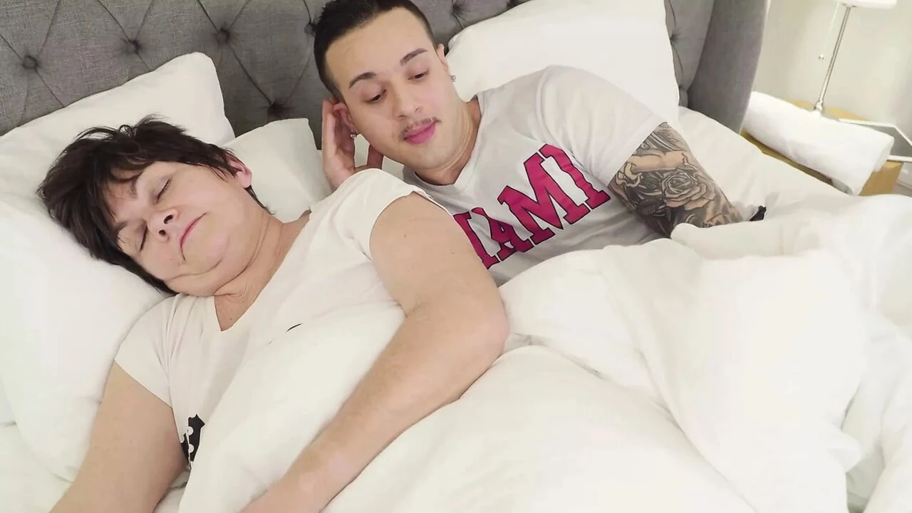 Busty anneanne sahip olan seks ile modern oğlan