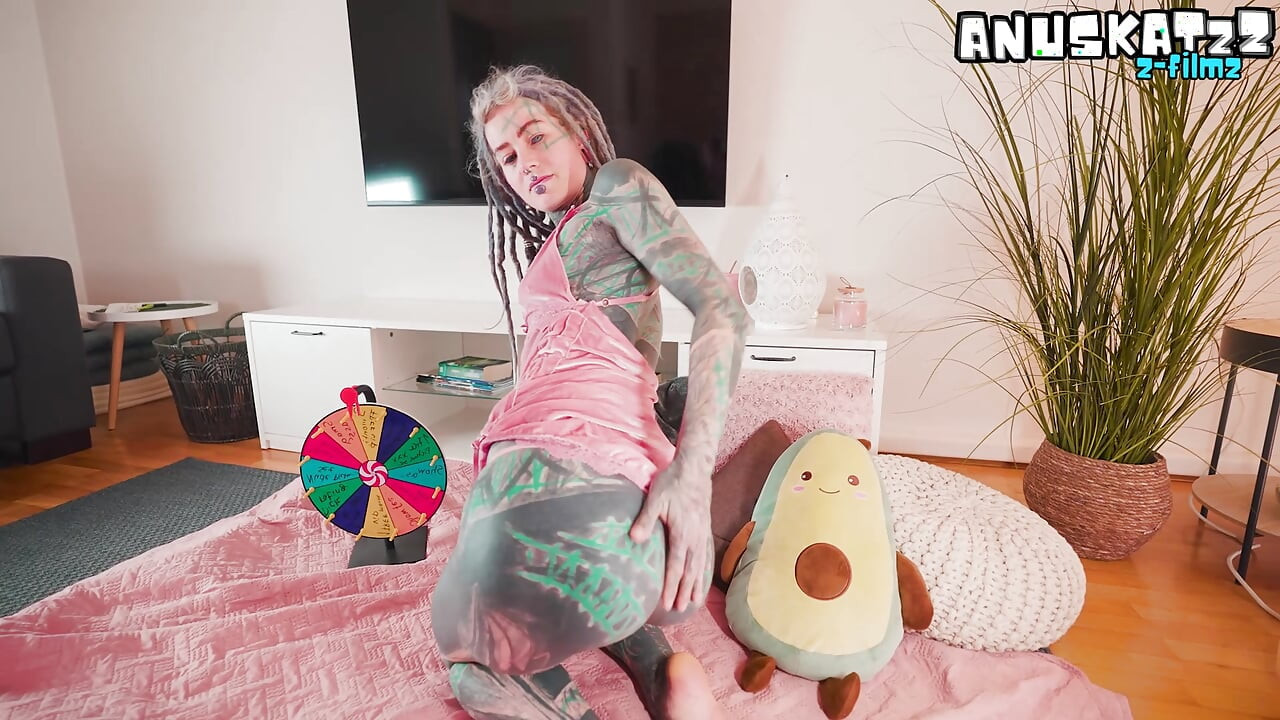 Tätowierte camgirls live-show, unterbrochen von grobem Überraschungsfick