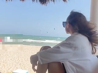 Я - юная девушка с пляжа делает фуд-фетиш прямо на хуй и сосет со стонами, минетом в видео от первого лица