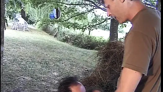 Reife brünette tropft nass im freien, hardcore-toben