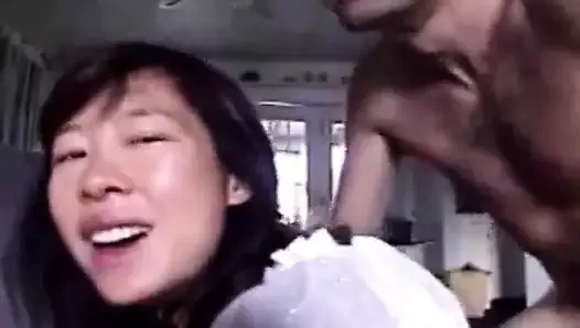 Clip sexy, petite amie asiatique aime avaler