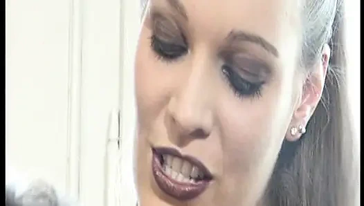 Lesbian seksi jerman rambut pirang di-fisting habis-habisan sampai mengerang keenakan