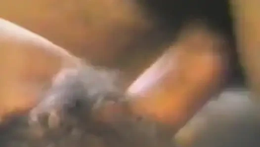 Pasangan amatir bercinta dengan penuh semangat dalam banyak posisi