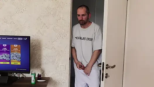 Отчим увидел, как его падчерица сосет твинка, и трахнул их
