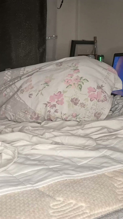 Bardzo seksowna żona ponownie sprawia, że jej rogacz jest napalony, opisując, jak zdradziła go, bawiąc się innym kutasem przez cały weekend | Klip 1