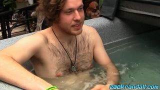 Amateur-Typ streichelt seinen Schwanz nach Entspannung im Whirlpool