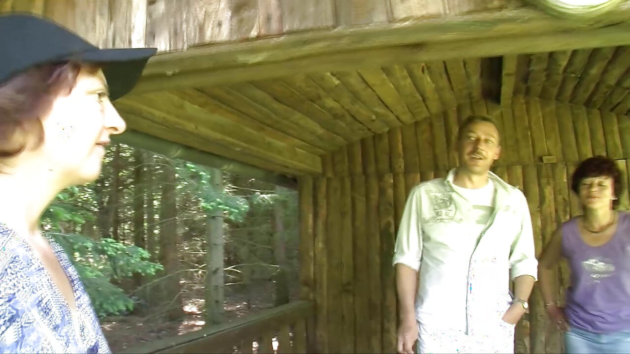 德国熟女婊子在户外3P中分享鸡巴