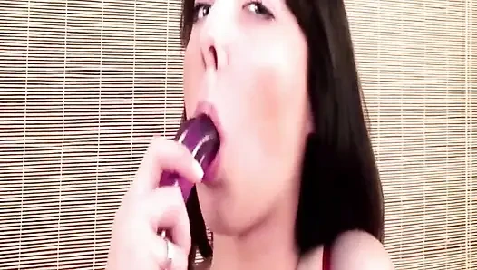 Esmer kadın kalın mor dildo emiyor ve biniyor