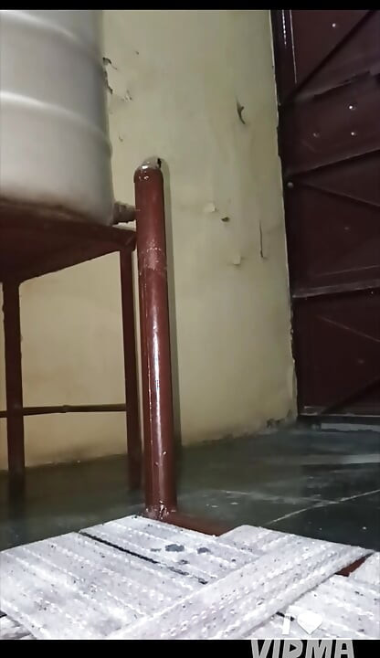 Hombre gay indio de mediana edad jugando con su culo