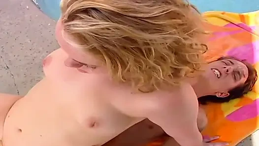 Heiße 20-jährige blondine wird im pool gefickt und bekommt ihren mund voller sperma
