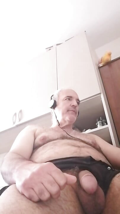Jag runkar av min hårda kuk och njuter som en gris medan jag tittar på en porrfilm!