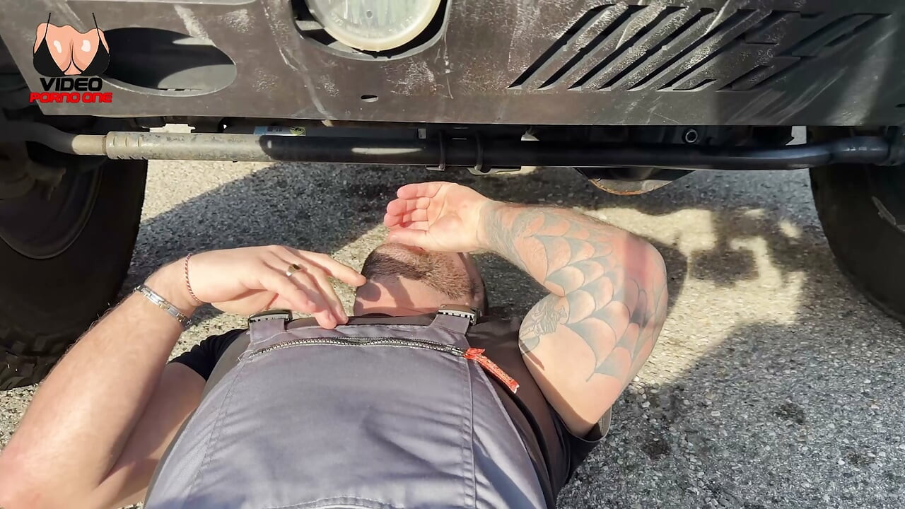Ze Kreeg Pech Met Haar Auto En Betaalde Haar Monteur in Dezelfde Coure!