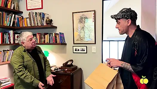 Кажется, моей жене нравится курьер