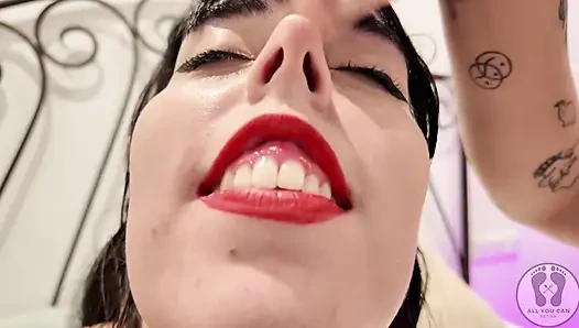 Gadis 4k hidung becek ngeliatin fetish bibir merah closeup