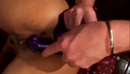 Siyah ve beyaz çift götten sikişiyor dildo üçlü grup seks