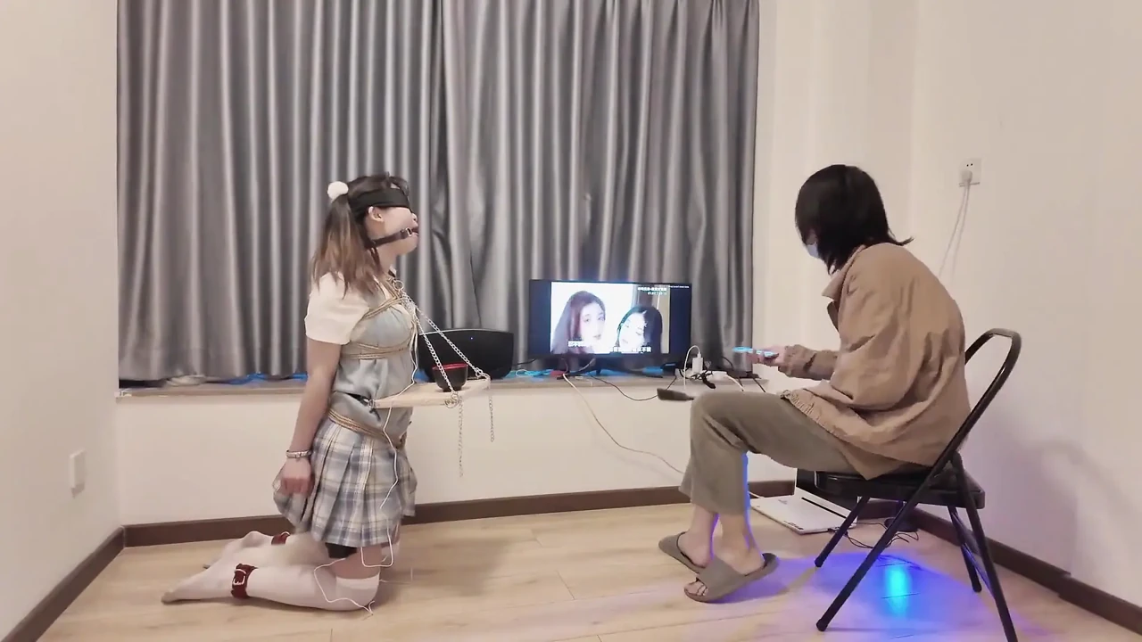 Hs021-an Asian Girl in School Uniform Was Disciplined