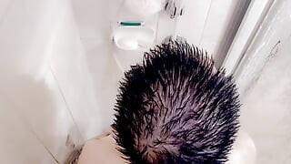 Tuširanje sa mnom - moj prvi video da postanem porno glumac.