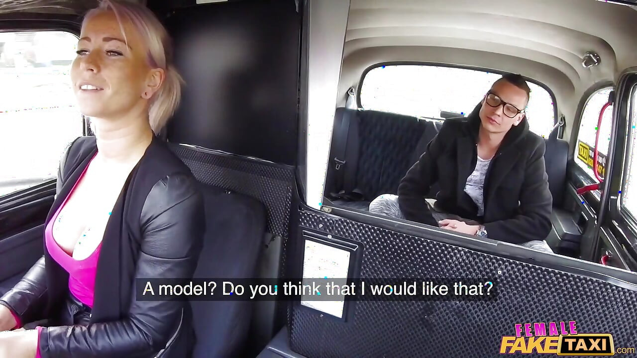 Female Fake Taxi - vollbusige fahrerin tauscht Tarif gegen fick