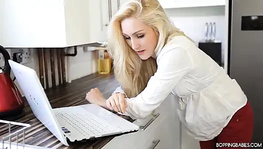 Rachelle - bugil saat makan malam