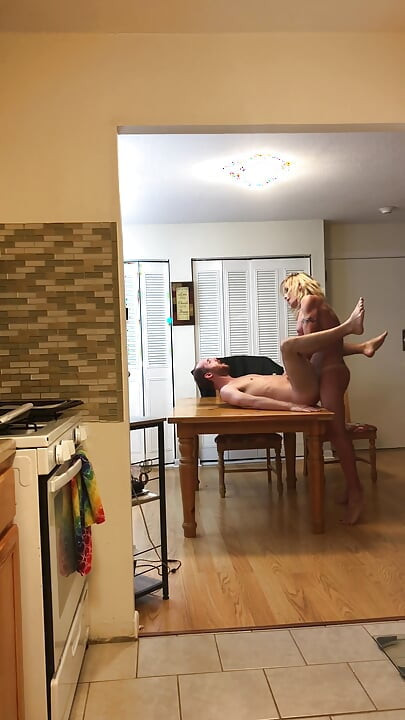 TS Becki Bottomz γαμημένο άντρα στο τραπέζι