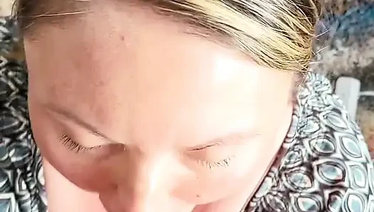 Süper seksi yarak emiyor tanrıça tekrar tekrar boşalıyor ve yüksek sesle inlerken tüm o dölleri yutuyor