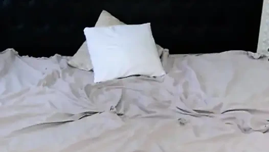 Пробую одежду моей мачехи и начиняю мою киску ее трусиками