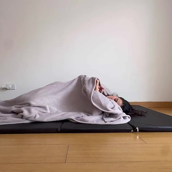 Kölem ve deri ceketimle gıdıklayıcı oyunlar oynadık