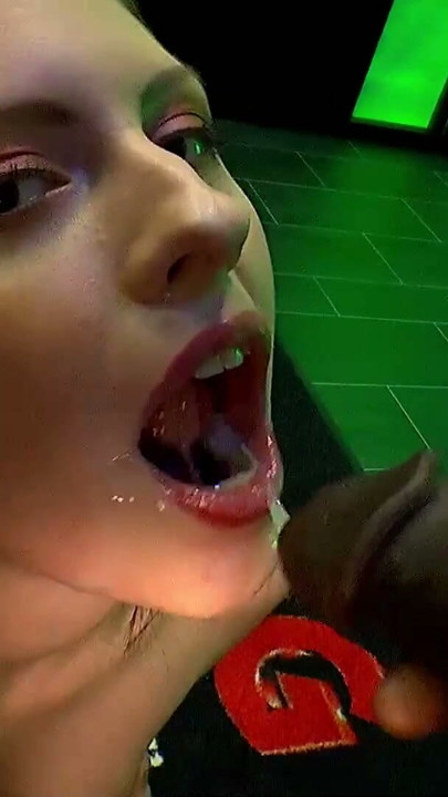 GGG John Thompson - Horny Teen Mega Gangbang | 클립 1