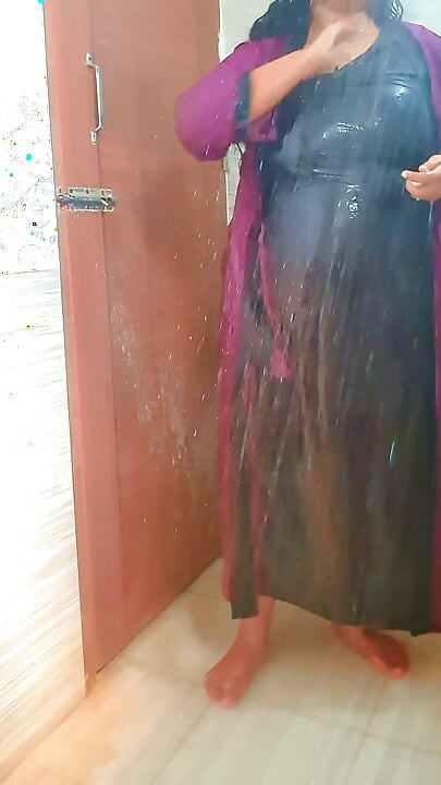 热辣熟女大屁股和巨乳阿拉伯继母在浴室淋浴性爱