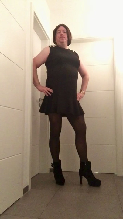 Nicki-Crossdress - কালো ড্রেস ও টাইটস