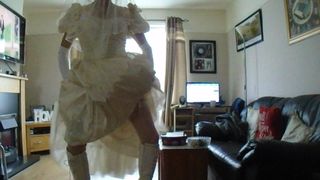 Sissy dans une robe de mariée