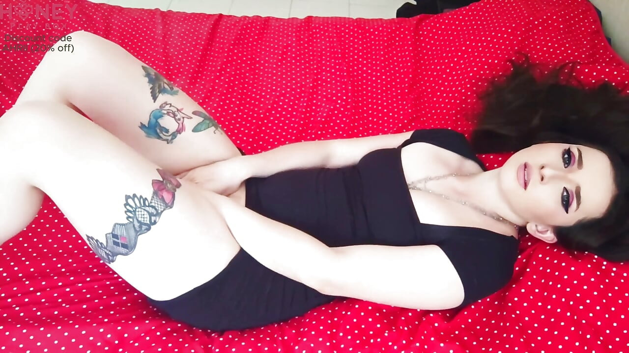 जब मुझे काम से घर मिलता है तो मुझे अपने हनीप्लेबॉक्स वाइब्रेटर का उपयोग करके तीव्र चरमसुख मिलता है