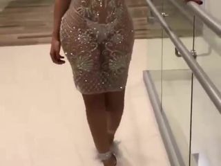 Gata gostosa em vestido sexy