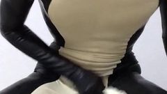 Lateks catsuit köpek handjob ile top gag içeride